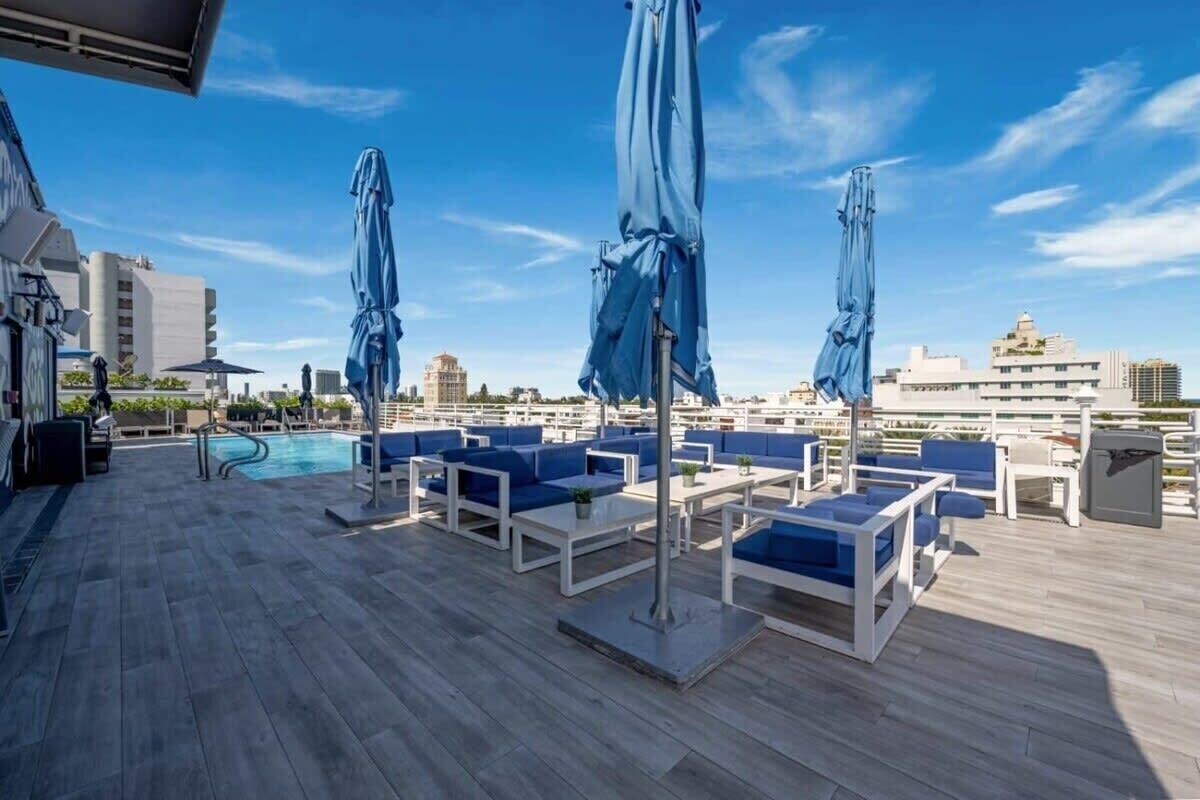 Gorgeous Miami Ocean Drive 1BR Apt w/ Rooftop Pool