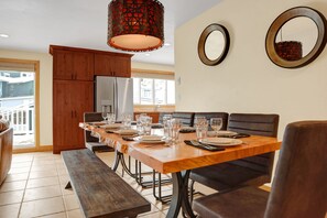 Seating for 10 at the dining room table