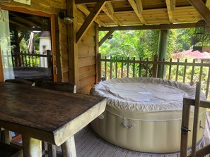 terrasse et coin repas avec jacuzzi 