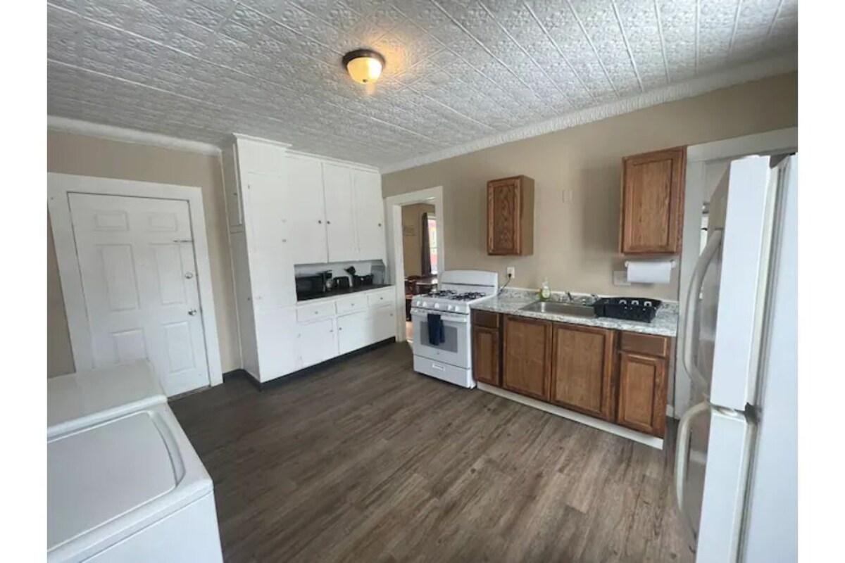 (G2) Large 2 bdrm unit close to downtown Syracuse.