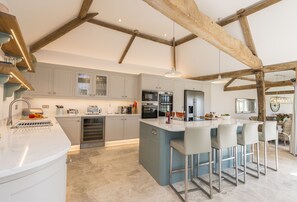 Furlongs, Abbotsbury: Kitchen with breakfast bar