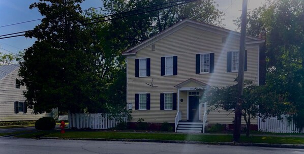 Thomas McLin House, with on street parking. 