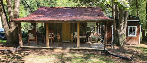 Charlotte's Cozy Creek Cabin