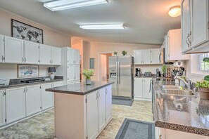 Kitchen | 2,188 Sq Ft | Wireless Internet | In-Unit Laundry