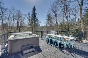 Deck | Gas Grill | Hot Tub