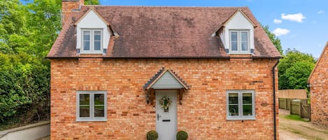 Front view, Orchard Cottage, Bolthole Retreats