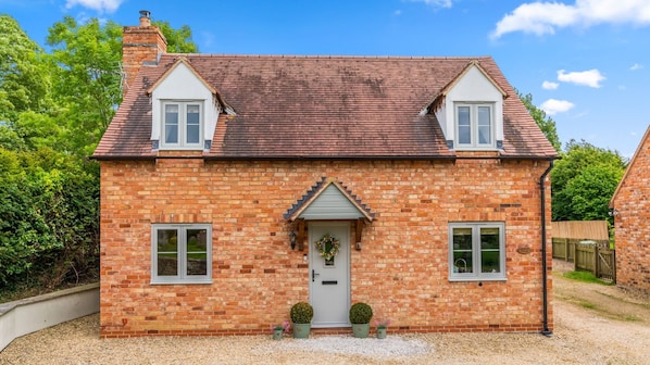 Front view, Orchard Cottage, Bolthole Retreats