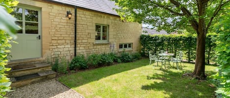 Front entrance and garden, Stable Cottage, Bolthole Retreats