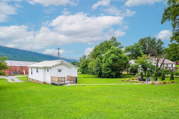 Great area to relax with family and friends and enjoy the beautiful view of Lookout Mountain