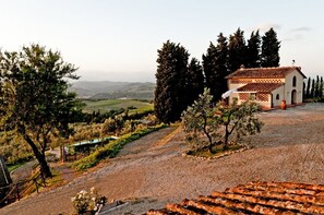 Panoramic view of rental villa sorrounded by Tuscany hills - Sunbathing