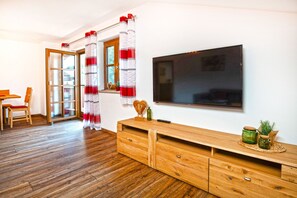 Ferienwohnung Am Moosbach, 100qm, mit 2 Balkonen-Großer Flat TV im Wohnzimmer