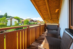 Ferienwohnung Am Moosbach, 100qm, mit 2 Balkonen-Blick vom Balkon auf der Westseite auf den Garten