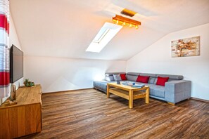 Ferienwohnung Am Moosbach, 100qm, mit 2 Balkonen-Wohnzimmer mit Couch