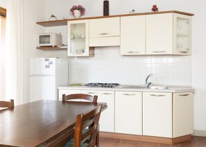 Perone, apartment in Elba Island, livingroom , dining table