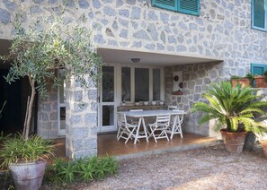 Outdoor space with table and chairs-Cristina trilocale-Elba Island