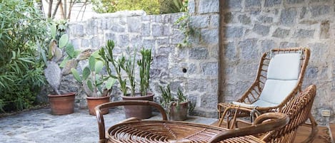 Outdoor space with table and chairs-Cristina trilocale-Elba Island