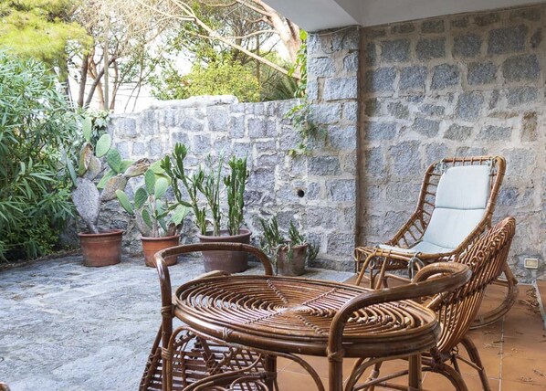 Outdoor space with table and chairs-Cristina trilocale-Elba Island