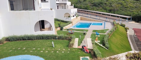 Vue sur piscine depuis la tersasse