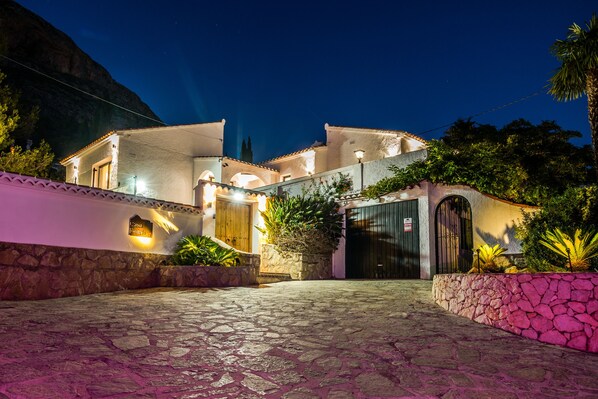 Casa Pelefi by Night