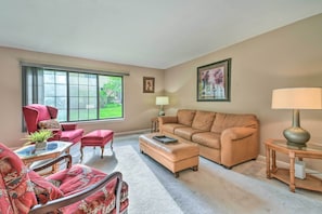 Living Room | 2,900 Sq Ft | Free WiFi
