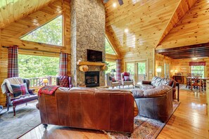 Living Room | Smart TV | Fireplace | Free WiFi