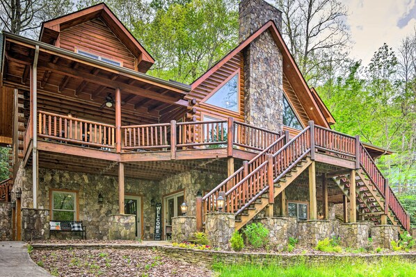 Burnsville Vacation Rental | 5BR | 5BA | Stairs Required | 3,900 Sq Ft