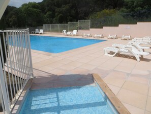 piscine avec pédiluve et douche solaire