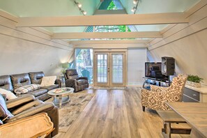 Living Room | Smart TV | Free WiFi | Central A/C | Keyless Entry