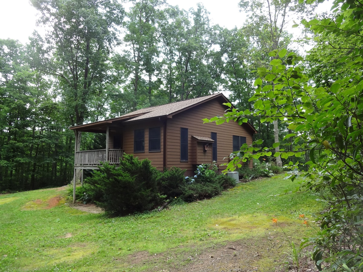 Secluded cabin for 2 in Blue Ridge Mountains, 2 nite minimum weekends