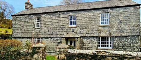 Beautiful 4 en-suite bedroom cottage from 17th century