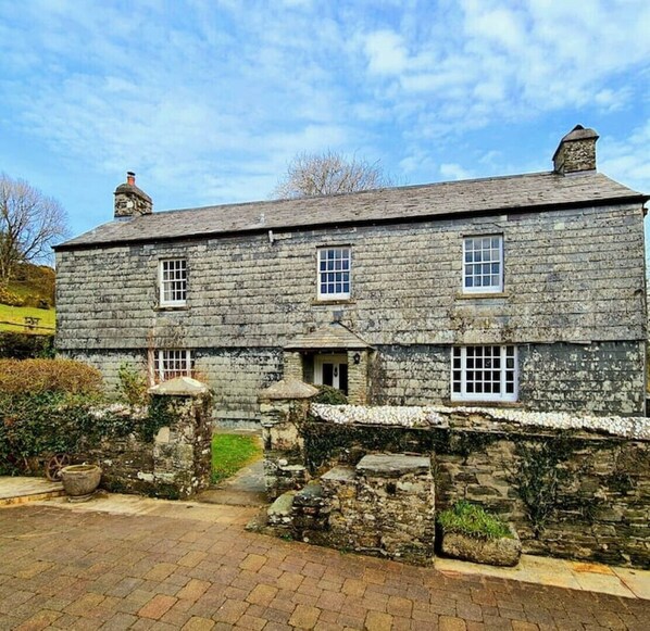 Beautiful 4 en-suite bedroom cottage from 17th century