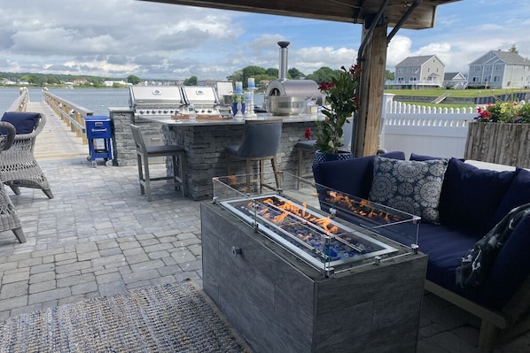 Outdoor sitting area & kitchen 