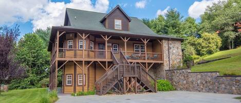 Welcome to Lucky Dog Log Cabin in Piney Creek North Carolina!