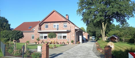 Haus und Auffahrt mit Parkplatz