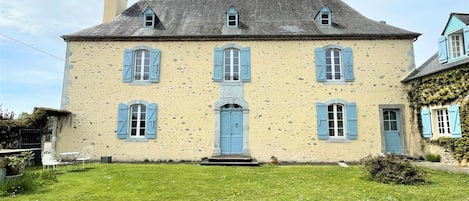 Gîte Prat façade côté cour des propriétaires