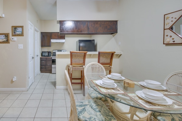 Houston Vacation Rental | 2BR | 2BA | 870 Sq Ft | Step-Free Access