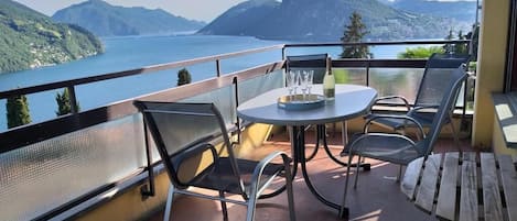 Der Balkon mit wunderbarer Aussicht lädt ein zum Verweilen: in Ruhe geniessen; essen, trinken, plaudern, ... .