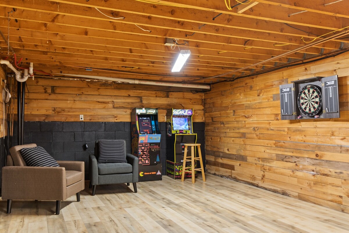 Hot tub, sauna, bar, great for families!