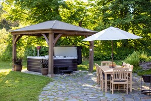 *Outside dining and brand new 6 person hot tub