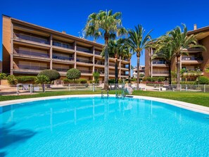 Water, Plant, Building, Daytime, Property, Sky, Swimming Pool, Azure, Nature, Tree