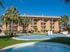 L'Eau, Plante, Ciel, Bâtiment, Jour, Propriété, Bleu Azur, Arbre, Architecture, Loisir