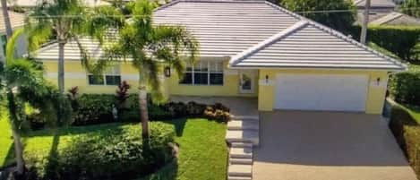 Spacious, 3 BR 4 Bath home in highly desirable South Beach location