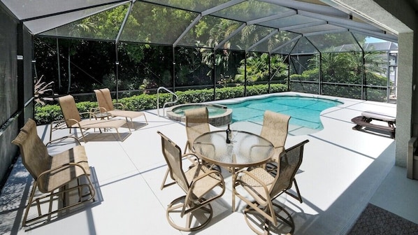 Carefree Life in Screened-in Pool Oasis