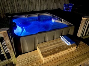 New Hot tub out back off deck 