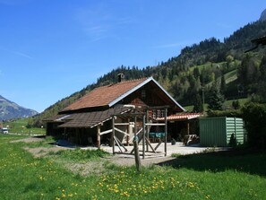 Pflanze, Himmel, Berg, Gebäude, Ökoregion, Blume, Natürliche Landschaft, Grundstueck, Haus, Baum