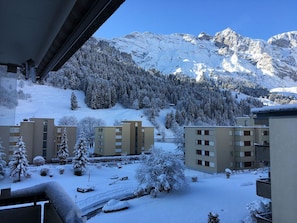 Ciel, Neige, Bâtiment, Jour, Fenêtre, Lumière, Montagne, La Nature, Maison, Arbre