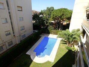 Nube, Agua, Cielo, Propiedad, Planta, Piscina, Edificio, Ventana, Azur, Azul