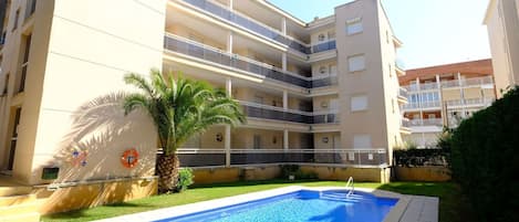 Nuage, L'Eau, Ciel, Propriété, Plante, Piscine, Bâtiment, Fenêtre, Bleu Azur, Bleu