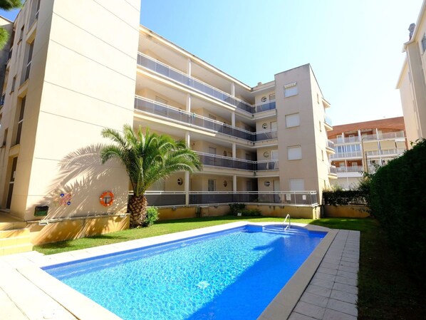 Nube, Agua, Cielo, Propiedad, Planta, Piscina, Edificio, Ventana, Azur, Azul