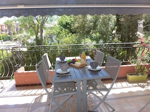 Plante, Pot De Fleur, Bâtiment, Chaise, Table, Design Intérieur, Ombre, Mobilier De Jardin, Arbre, Tableau De Plein Air